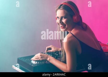 Weiblicher dj, der Musik im Nachtclub spielt Stockfoto