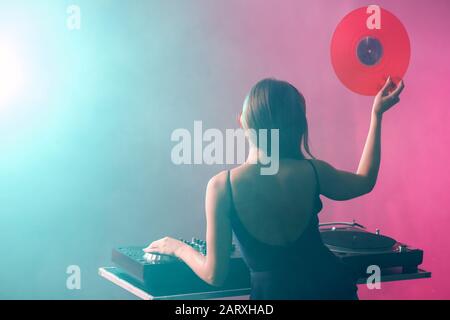 Weiblicher dj, der Musik im Nachtclub spielt Stockfoto