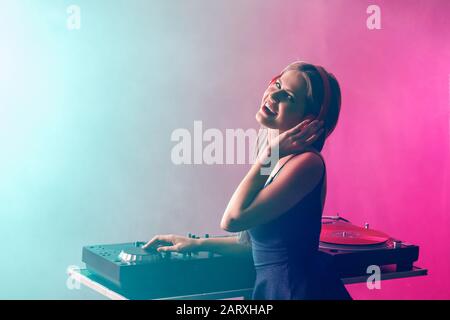 Weiblicher dj, der Musik im Nachtclub spielt Stockfoto