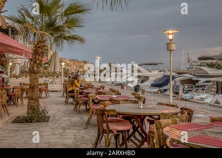 Restaurant im Sonnenuntergang auf dem Bürgersteig vor der Abu tig Marina in el Gouna, Ägypten, 14. Januar 2020 Stockfoto