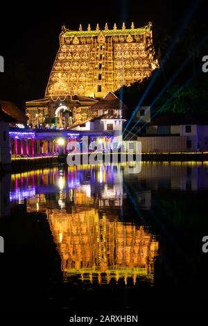 Sree Padmanabhaswamy Temple und lakshadeepam padmatheertham Teich während der Zeremonie, Thiruvananthapuram, Kerala, Indien Stockfoto