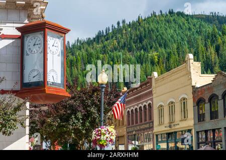 Eine antike Uhr, die Zeit und Temperatur an der Ecke eines alten Gebäudes in der historischen Bergbaustadt Wallace, Idaho, USA, anzeigt Stockfoto