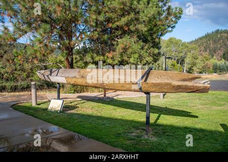 Ein altes ausgegrabenes Kanu, das von der Coeur d'Alene Tribe der amerikanischen Ureinwohner benutzt wird, das im Old Mission State Park in Cataldo, Idaho, USA ausgestellt wird. Stockfoto