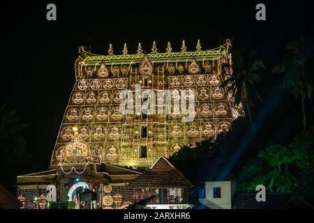 Sree Padmanabhaswamy Temple und lakshadeepam padmatheertham Teich während der Zeremonie, Thiruvananthapuram, Kerala, Indien Stockfoto