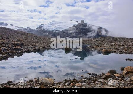 Pan de Azucar und Pulpito Del Diablo spiegelten sich in den Höhen tarn, El Cocuy National Park, Boyaca, Kolumbien, wider Stockfoto