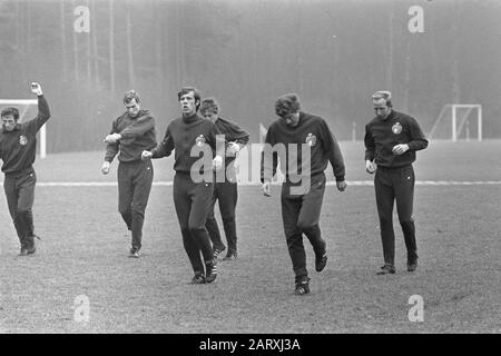 Schulung des niederländischen Teams in Zeist NR. 10: Kessler Datum: 18. März 1969 Ort: Utrechter, Zeist Schlüsselwörter: Mannschaften, Sport, Training, Fußball Stockfoto
