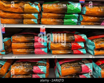 Orlando, FL/USA-1/29/20: Eine Anzeige von Purina Pro Plan Savor Dog Food in einem Petsmart Superstore, das für Besitzer von Haustieren zum Kauf für ihre Haustiere bereit ist. Stockfoto
