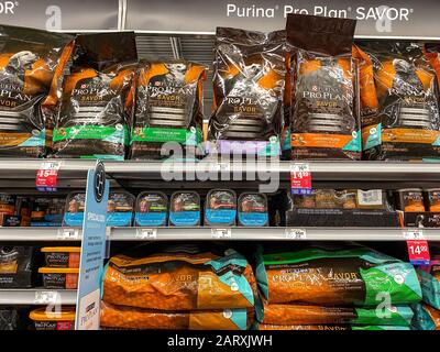 Orlando, FL/USA-1/29/20: Eine Anzeige von Purina Pro Plan Savor Dog Food in einem Petsmart Superstore, das für Besitzer von Haustieren zum Kauf für ihre Haustiere bereit ist. Stockfoto
