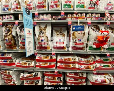 Orlando, FL/USA-1/29/20: Eine Anzeige von Hills Science Diet Dog Food in einem Petsmart Superstore, die für Haustiere zum Kauf bereitsteht. Stockfoto