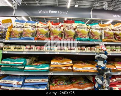 Orlando, FL/USA-1/29/20: Eine Anzeige von Whole Earth Farms Dog Food in einem Petsmart Superstore, das für Tierbesitzer zum Kauf für ihre Haustiere bereit ist. Stockfoto