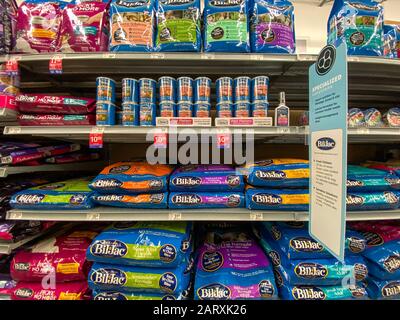 Orlando, FL/USA-1/29/20: Eine Anzeige von Biljac Dog Food in einem Petsmart Superstore, die für Besitzer von Haustieren zum Kauf für ihre Haustiere bereitsteht. Stockfoto
