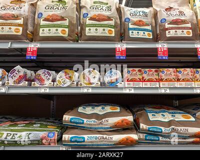 Orlando, FL/USA-1/29/20: Eine Anzeige von Rachael Ray Nutrish Dog Food in einem Petsmart Superstore, die für Besitzer von Haustieren zum Kauf für ihre Haustiere bereitsteht. Stockfoto