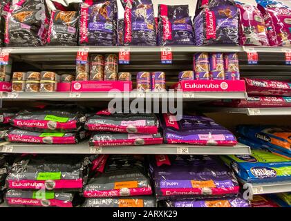 Orlando, FL/USA-1/29/20: Eine Anzeige von Eukanuba Dog Food in einem Petsmart Superstore, die für Besitzer von Haustieren zum Kauf für ihre Haustiere bereitsteht. Stockfoto