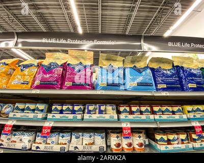 Orlando, FL/USA-1/29/20: Eine Anzeige von Blue Wilderness Life Protection Formel Dog Food in einem Petsmart Superstore, das für Tierbesitzer zum Kauf bereit ist Stockfoto
