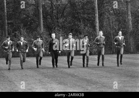 Niederländische Mannschaft ohne Ajax-Spieler trainieren. Kessler (Mitte mit kleiner Gruppe) Datum: 15. November 1967 Schlagwörter: Mannschaften, Sport, Fußball Personenname: Training Stockfoto