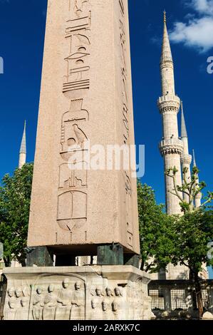 Der Obelisk von Theodosius und die Minarette der Blauen Moschee in Istanbul, Türkei. Dies ist der altägyptische Obelisk von Pharao Tutmoses III. Wieder aufgestellt Stockfoto