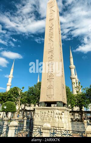 Der Obelisk von Theodosius und die Minarette der Blauen Moschee in Istanbul, Türkei. Dies ist der Altägyptische Obelisk von Pharao Tutmoses III. Wieder aufgestellt Stockfoto