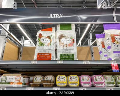 Orlando, FL/USA-1/29/20: Eine Anzeige von Nutro Ultra Dog Food in einem Petsmart Superstore, die für Besitzer von Haustieren zum Kauf für ihre Haustiere bereitsteht. Stockfoto