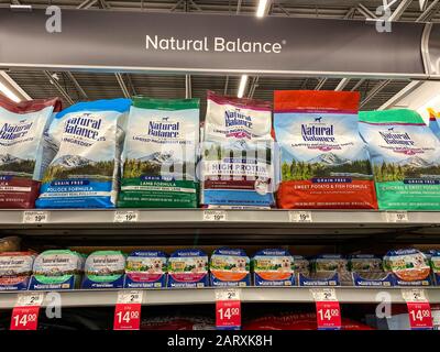 Orlando, FL/USA-1/29/20: Eine Anzeige von Natural Balance Grain Free Dog Food in einem Petsmart Superstore, der für Besitzer von Haustieren zum Kauf für ihre Haustiere bereit ist. Stockfoto