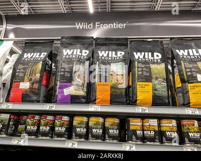 Orlando, FL/USA-1/29/20: Eine Anzeige von Wild Frontier Dog Food in einem Petsmart Superstore, die für Haustiere zum Kauf bereitsteht. Stockfoto