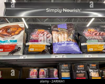Orlando, FL/USA-1/29/20: Eine Anzeige von Einfach Genährtem Hundeessen in einem Petsmart Superstore, der für Tierbesitzer bereit ist, für ihre Haustiere zu kaufen. Stockfoto