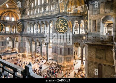 Istanbul - 25. Mai 2013: In der Hagia Sophia oder Aya Sofya in Istanbul, Türkei. Es ist ein Wahrzeichen von Istanbul. Panorama der alten Hagia Sophia Stockfoto