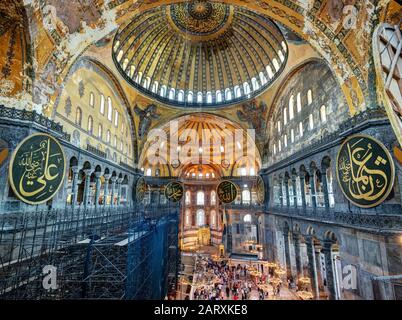 Inneneinrichtung der Hagia Sophia in Istanbul, Türkei. Die Hagia Sophia ist das größte Denkmal für die byzantinische Kultur. Stockfoto