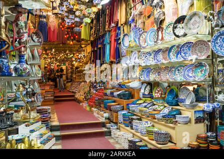 Istanbul - 27. MAI 2013: Eine Vielzahl orientalischer Artikel, die am 27. Mai 2013 auf dem großen Basar in Istanbul, Türkei, zum Verkauf angeboten werden. Der große Basar ist der Stockfoto