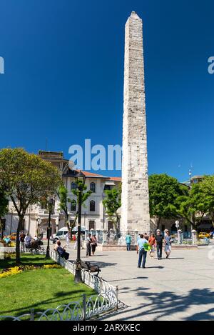 Istanbul - 26. MAI 2013: Touristen besuchen den Ummauerten Obelisk am Hippodrom am 26. Mai 2013 in Istanbul, Türkei. Der Ummauerte Obelisk wurde von t Stockfoto