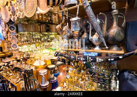 Eine Auswahl an orientalischen Artikeln, die auf dem großen Basar in Istanbul, Türkei, angeboten werden. Der große Basar ist der Stockfoto