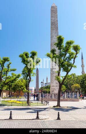Istanbul - 26. MAI 2013: Touristen, die das alte Hippodrom am 26. Mai 2013 in Istanbul, Türkei besuchen. Der Ummauerte Obelisk (Vorderseite) wurde von der Emp gebaut Stockfoto