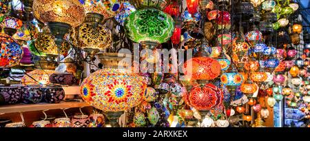 Schöne Lampen in Grand Bazaar, Istanbul, Türkei. Panoramablick auf farbenfrohe orientalische Geschenke. Buntglaslampen in handwerklicher Marktnähe. Arabisch und Stockfoto
