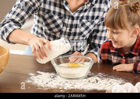 Glückliche Mutter und Tochter kochen zu Hause Gebäck Stockfoto