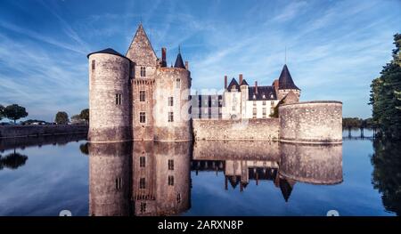 Schloss oder Schloss von Sully-sur-Loire in der Abenddämmerung, Frankreich. Diese mittelalterliche Burg ist ein berühmtes Wahrzeichen im Loiretal. Panoramablick auf die alte Burg auf t Stockfoto