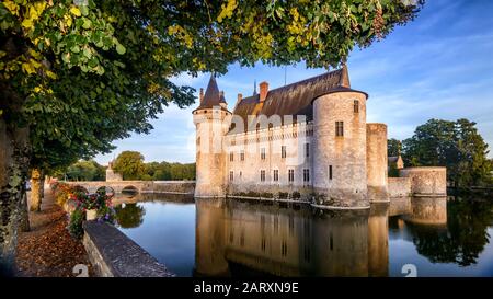 Schloss oder Schloss von Sully-sur-Loire bei Sonnenuntergang, Frankreich. Diese alte Burg ist ein berühmtes Wahrzeichen in Frankreich. Panoramaaussicht auf die französische Burg Stockfoto