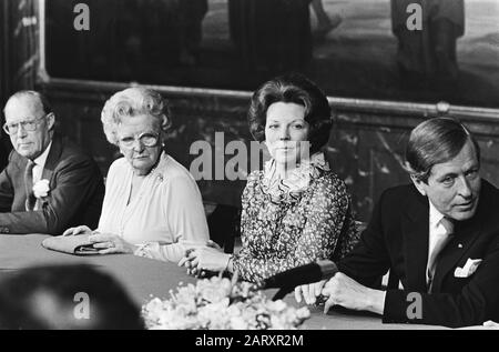 Thronwechsel am 30. april, Treffen zur Abdankung des Palastes am Staudamm; v. l.n.r Prinz Bernhard, Königin Juliana, Prinzessin Beatrix und Prins Claus Datum: 30. april 1980 Ort: Amsterdam, Noord-Holland Schlagwörter: Thronwechsel, Abdulungen persönlicher Name: Beatrix, Prinzessin, Bernhard, Prinz, Claus, Prinz Stockfoto