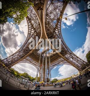 Die Unterseite des Eiffelturms in Paris, Frankreich. Unter den Bögen des berühmten Turms. Stockfoto