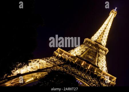 Paris - 24. SEPTEMBER 2013: Beleuchtung des Eiffelturms in der Nacht. Der Eiffelturm ist eine der wichtigsten Touristenattraktionen Frankreichs. Stockfoto