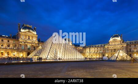 Paris - 25. SEPTEMBER: Louvre in der Nacht zum 25. september 2013 in Paris. Der Louvre ist eines der größten Museen der Welt und eines der bedeutendsten Museen der Welt Stockfoto