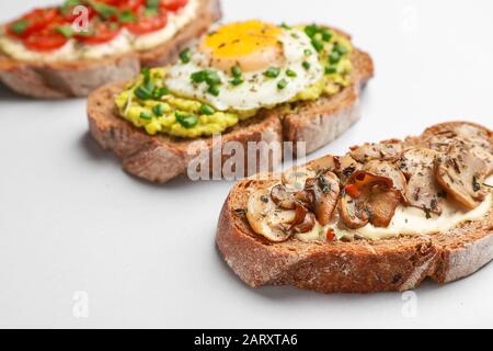 Leckere Sandwiches auf weißem Hintergrund Stockfoto