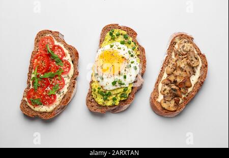 Leckere Sandwiches auf weißem Hintergrund Stockfoto