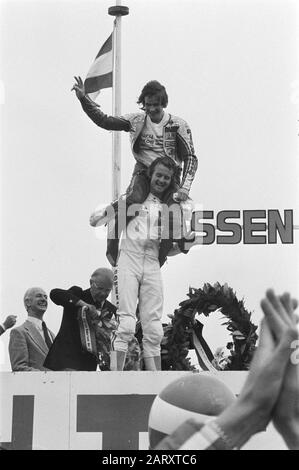 TT Assen 1977 TT Assen; Wil Hartog mit auf den Schultern Barry Sheene Datum: 25. Juni 1977 Ort: Axis Keywords: Motorradfahrer, Motorradrennen, Motorsport-Personenname: Hartog, Wil, Sheen, Barry Stockfoto