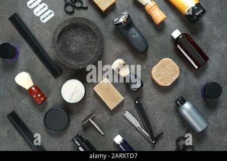 Set für die männliche Rasur auf grauem Hintergrund Stockfoto