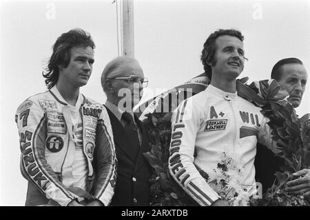 TT Assen 1977 TT Assen; Wil Hartog und Barry Sheene (l) während der Zeremonie Datum: 25. Juni 1977 Ort: Axis Keywords: Motorradfahrer, Motorradrennen Personenname: Hartog, Wil, Sheen, Barry Stockfoto