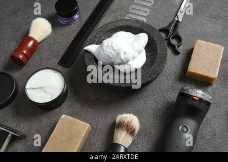 Set für die männliche Rasur auf grauem Hintergrund Stockfoto
