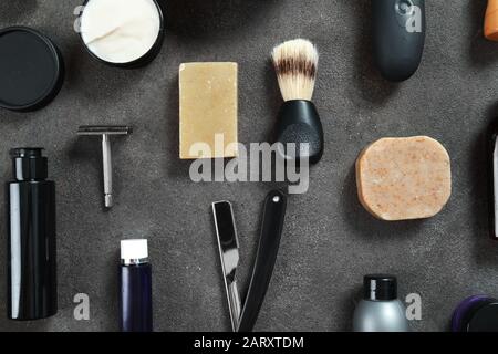 Set für die männliche Rasur auf grauem Hintergrund Stockfoto