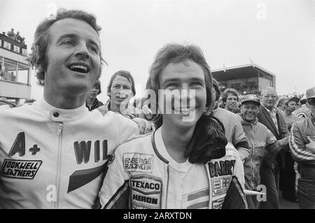 TT Assen 1977 TT Assen; Wil Hartog (l) mit Barry Sheene (2.) am Ende Datum: 25. Juni 1977 Ort: Assen Schlagwörter: Motorradfahrer, Motorsport-Personenname: Hartog, Wil, Sheen, Barry Stockfoto