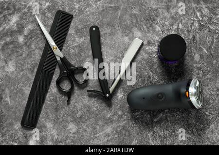 Set für die männliche Rasur auf grauem Hintergrund Stockfoto