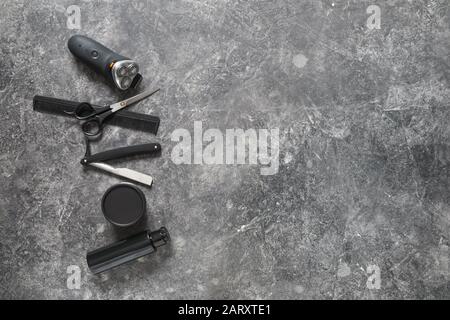 Set für die männliche Rasur auf grauem Hintergrund Stockfoto