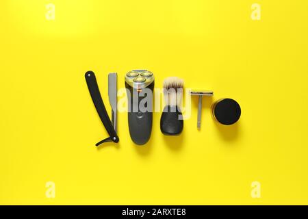 Set für die männliche Rasur auf Farbhintergrund Stockfoto